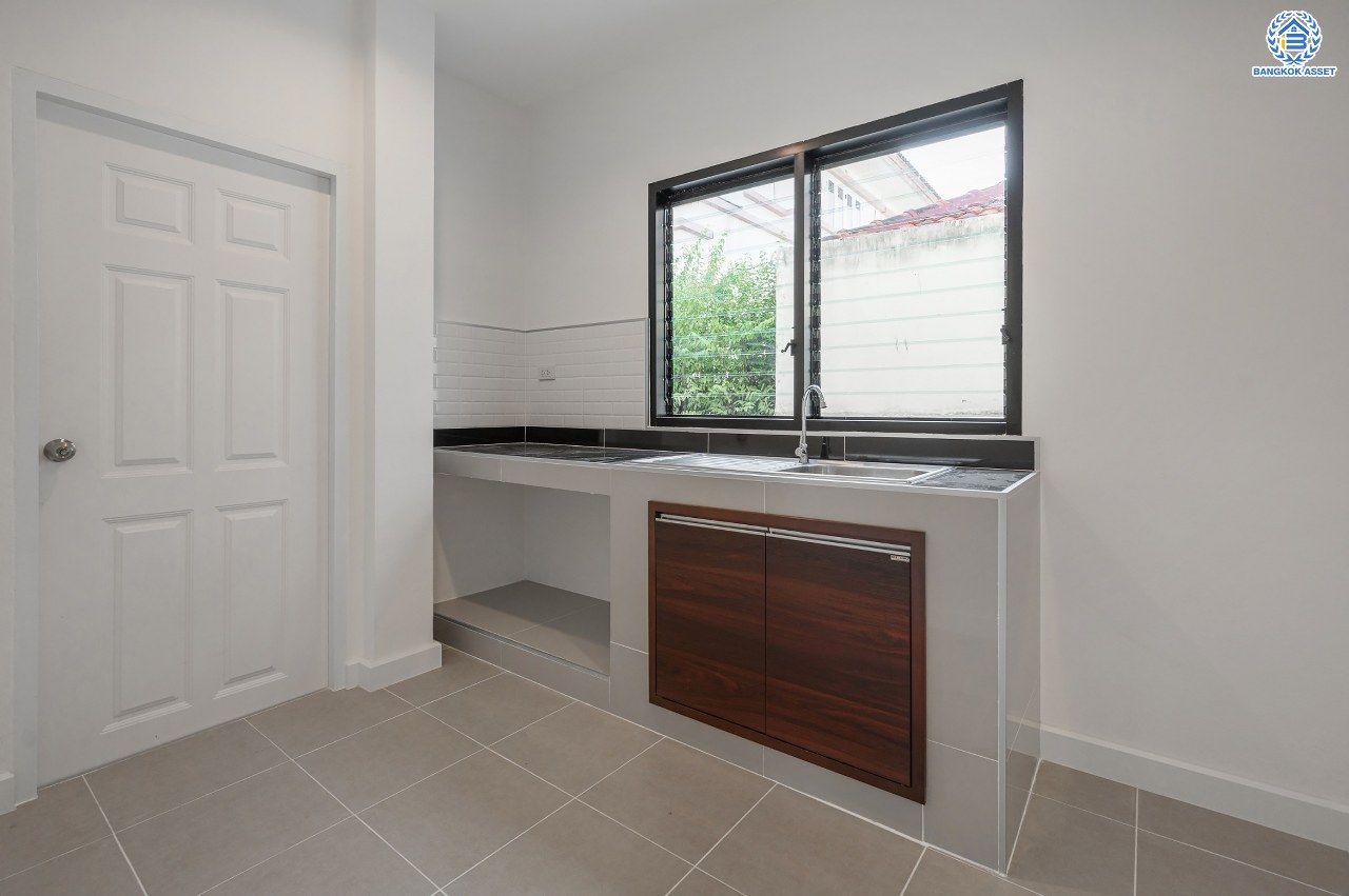 บ้านมือสองตกแต่งใหม่ แบรนด์ Q.House โครงการ ลัดดารมย์ ปิ่นเกล้า เนื้อที่ 53.1 ตร.ว. พื้นที่ใช้สอย 211.5 ตร.ม. ฟังก์ชันจัดเต็ม 3 ห้องนอน 2 ห้องน้ำ จอดรถได้ 2 คัน บนทำเลศักยภาพ ใกล้เซ็นทรัลเวสต์เกต, วงเวียนพระราม5, ทางด่วน "กาญจนาภิเษก" และรถไฟฟ้า "สถานีตลาดบางใหญ่"